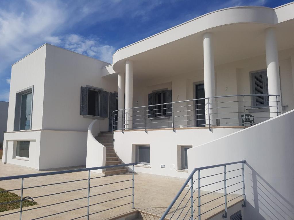 图列Villa Cleofe的带阳台和楼梯的白色房屋