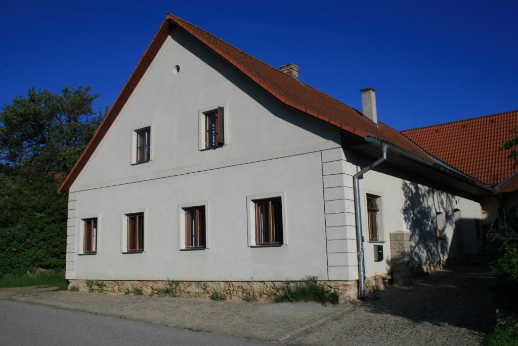 Horní StropniceChalupa Hojna Voda的白色房子,有红色屋顶