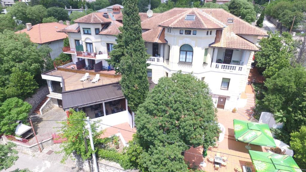 诺维·维诺多尔斯基Hotel Ruža的享有树木繁茂的大房子的顶部景色