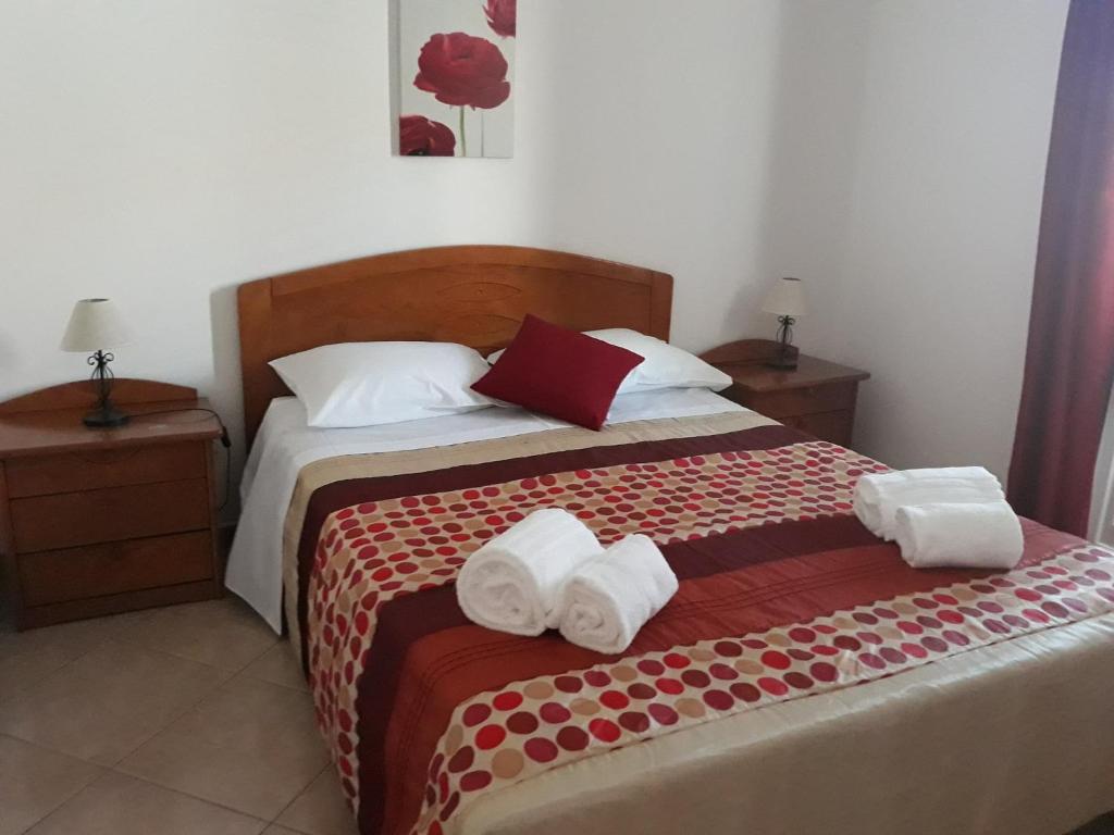 米尔芳提斯城Casa da Zi的一间卧室配有带毛巾的床