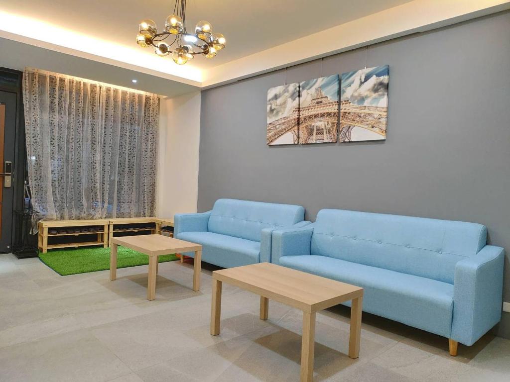 台南NO.14的客厅配有2张蓝色的沙发和1张桌子