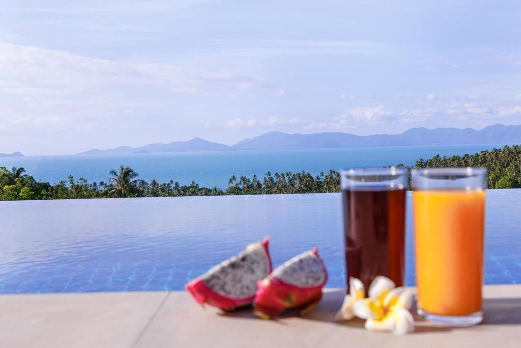 班邦宝villa Siam View Samui的一杯橙汁和两片水果