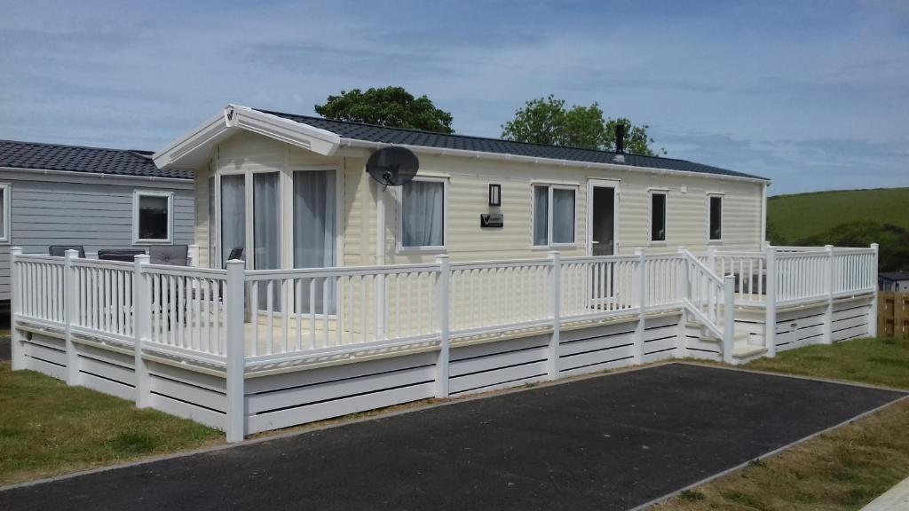 纽基Porth Retreat at Newquay Bay Resort的白色移动房屋 - 带白色围栏