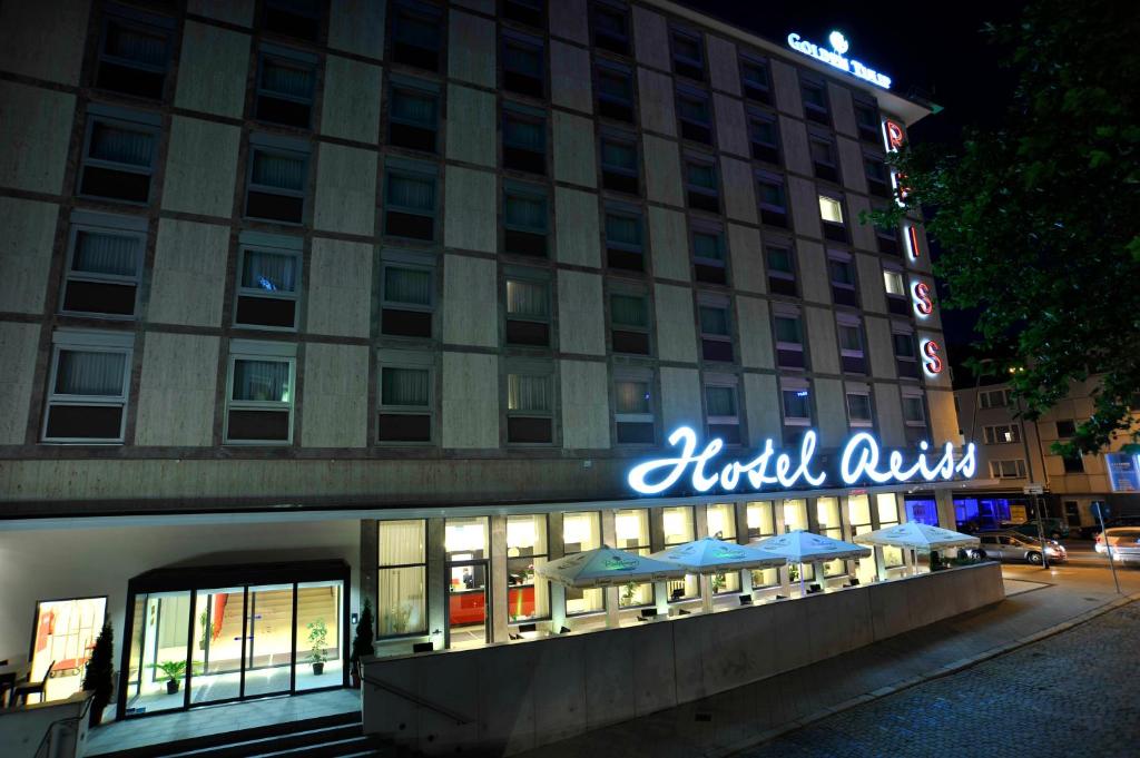 卡塞尔瑞斯卡塞尔金色郁金香酒店的建筑前方有标志的酒店
