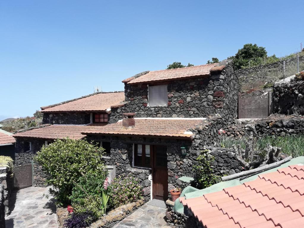 莫卡诺尔Tesbabo Rural的石头房子,设有瓷砖屋顶