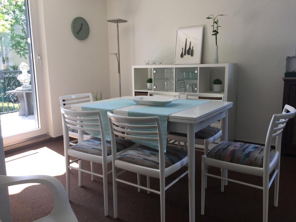杜塞尔多夫Messewohnung Düsseldorf的一间配备有蓝色桌子和椅子的用餐室