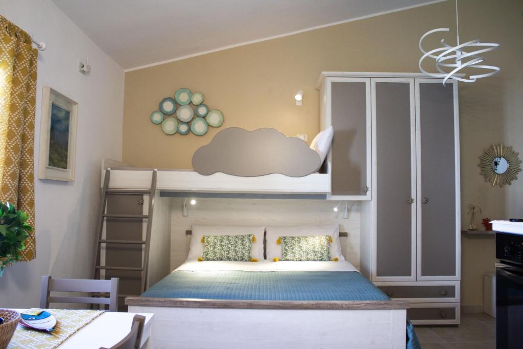 锡拉库扎La Nuvoletta的一间卧室,床上方有云