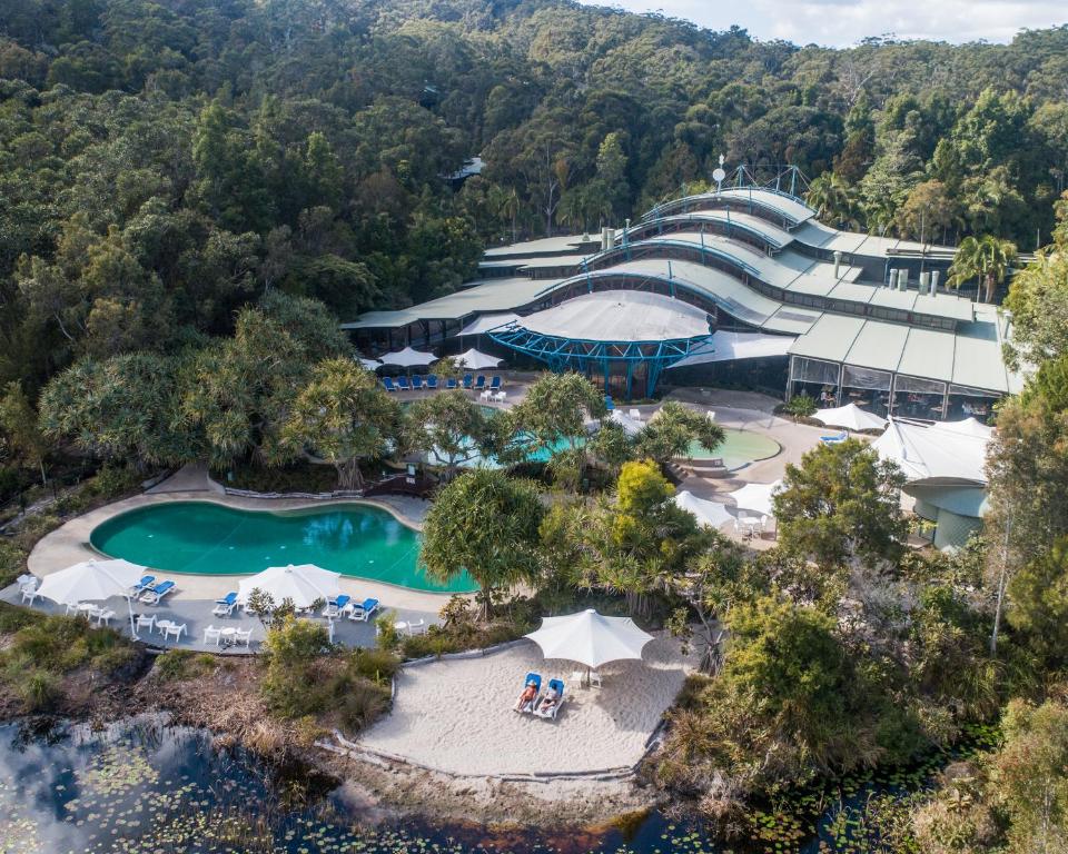 弗雷泽岛翠鸟湾度假酒店的享有度假胜地的空中景致,设有2个游泳池