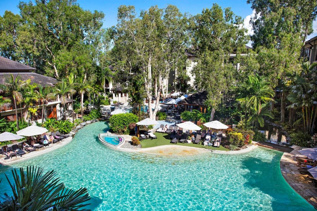 棕榈湾Temple 304 Modern Spacious Palm Cove Resort的享有度假村游泳池的顶部景致