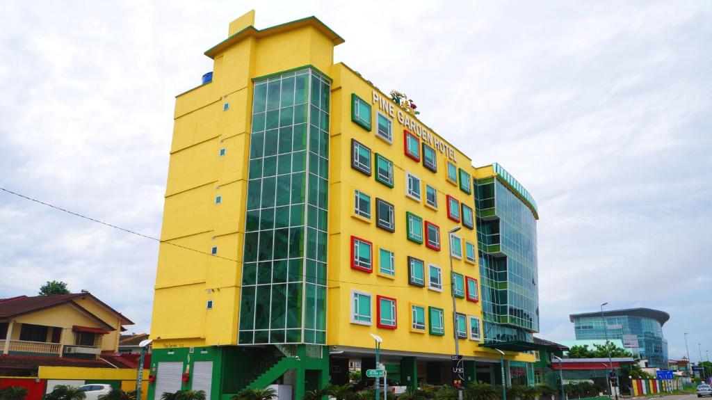 古晋松园酒店的黄色的建筑,在街上有五颜六色的窗户