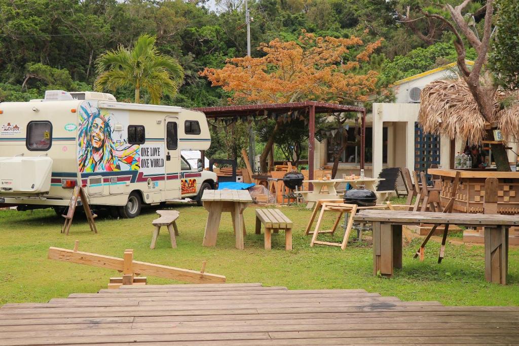 恩纳Cafe Bar & Hostel Go Me的帐篷和野餐桌旁的露营车