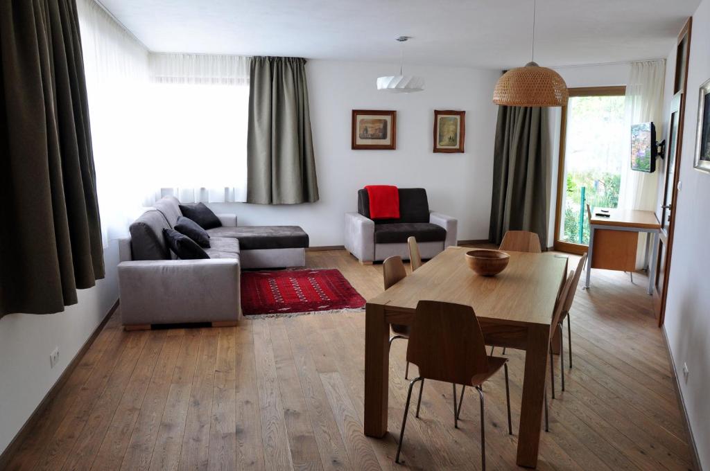 布拉迪斯拉发布拉迪斯拉发城堡公寓酒店的客厅配有桌子和沙发