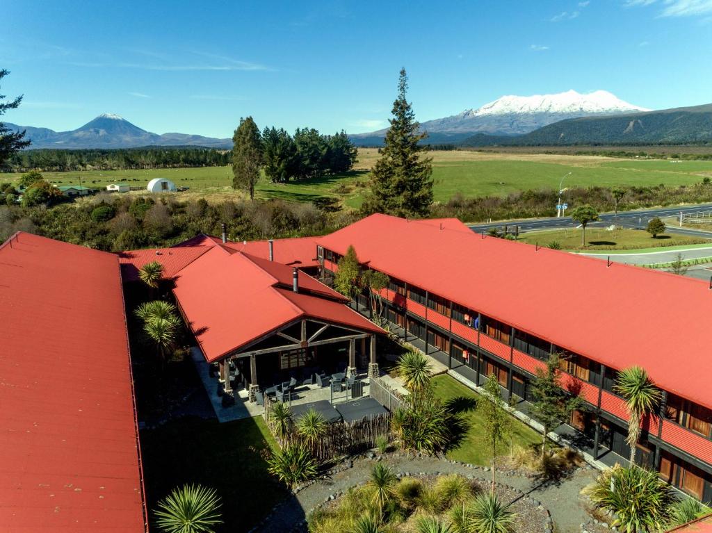 国家公园鲁阿佩胡火山帕克酒店的享有红色屋顶建筑的上方景色