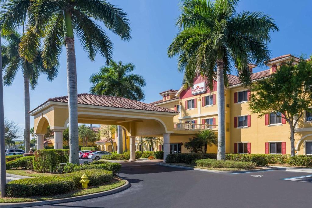 那不勒斯Hawthorn Extended Stay by Wyndham Naples的前面有棕榈树的酒店