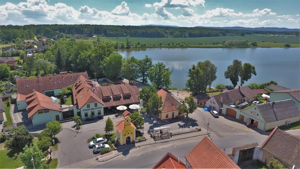 捷克布杰约维采欣洛斯卡克蔓旅馆的享有小镇的空中湖景