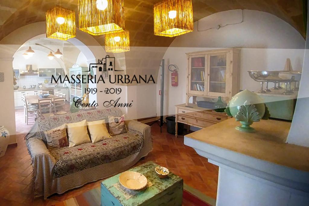 CrispianoMasseria Urbana的客厅配有沙发和桌子