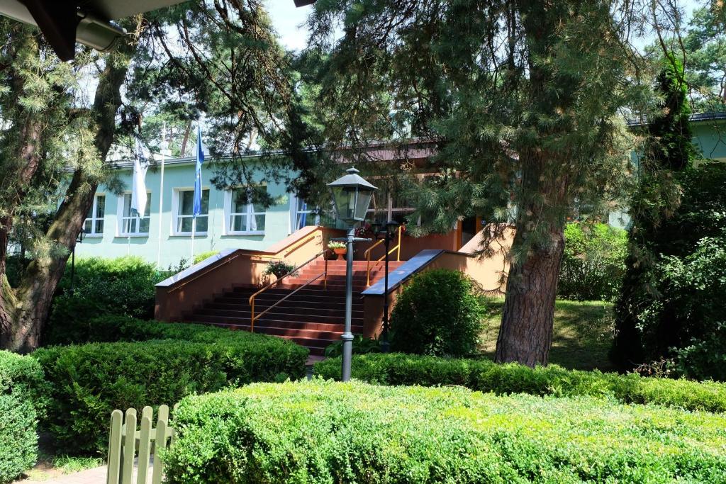 普什奇科沃Leśny Ośrodek Szkoleniowy的前面有楼梯的房子