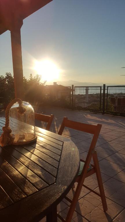 阿特米达Airport Friendly House 1的露台上的桌椅享有日落美景