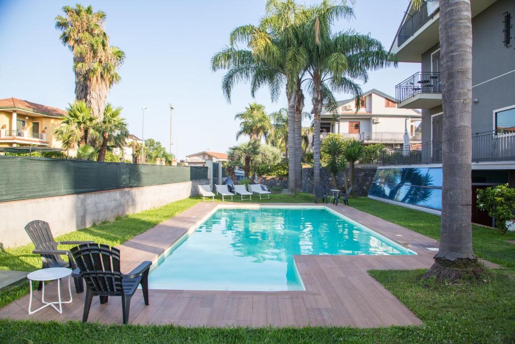 Aci SantʼAntonioAntichi Ricordi的一座房子后院的游泳池