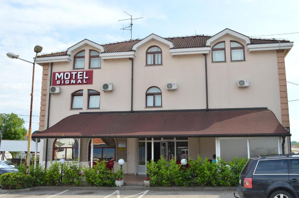 巴尼亚卢卡Motel Signal的酒店大楼,标有酒店台的标志