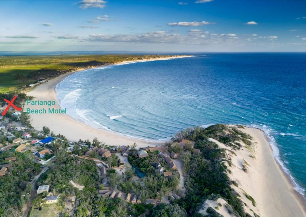 托弗海滩Pariango Beach Motel的享有海滩和海洋的空中景致