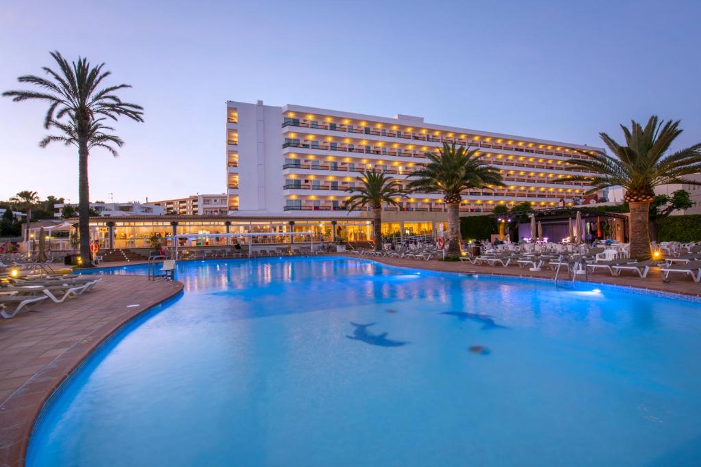 埃斯卡纳卡里布酒店的酒店前方的大型游泳池