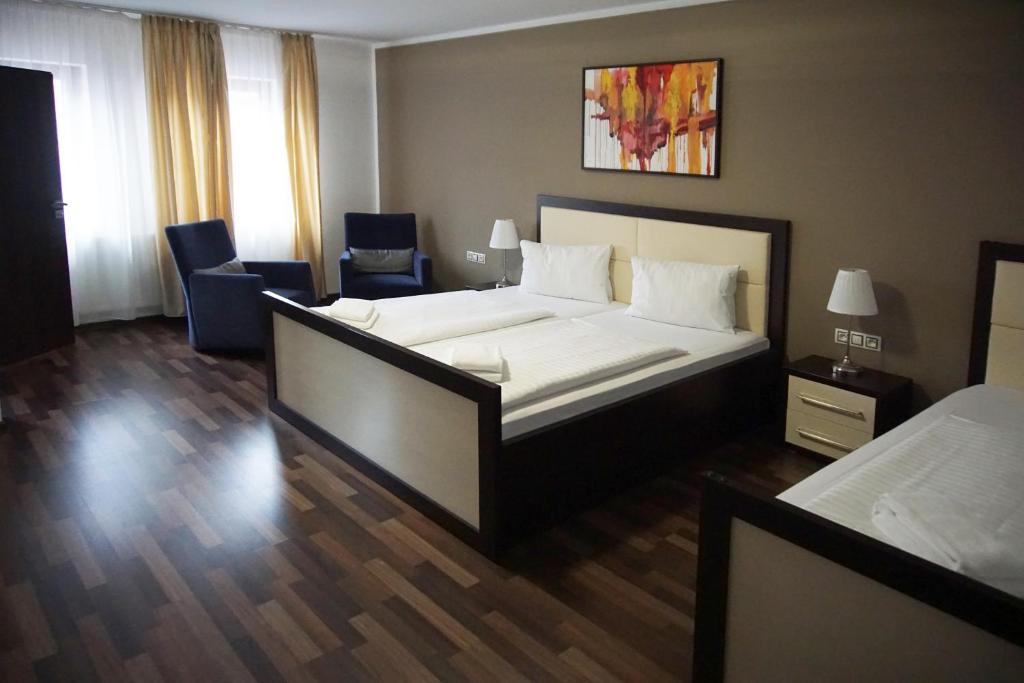 科罗娜酒店客房内的一张或多张床位