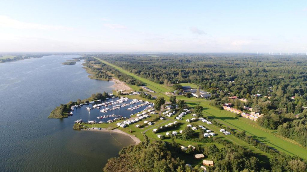 泽沃德泽沃德RCN假日公园的享有湖上度假村的空中景致