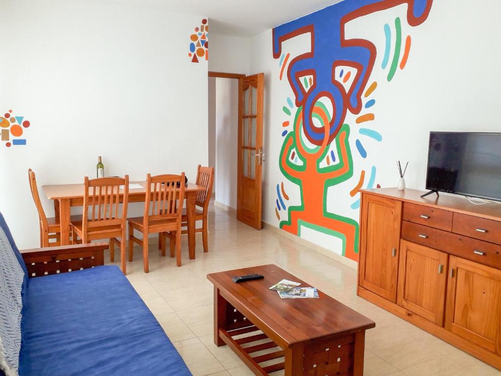 圣克鲁斯-德拉帕尔马Apartamento ARENA en Santa Cruz de la Palma的带沙发、电视和桌子的客厅