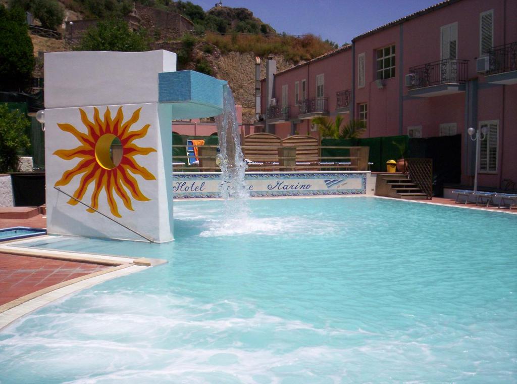 阿尔伊泰尔梅HOTEL TERME MARINO的中央设有喷泉的游泳池