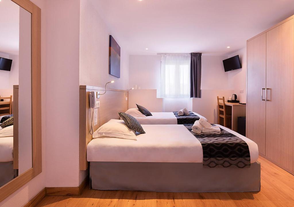 维琪奥港霍利泽酒店的酒店客房,设有两张床和镜子