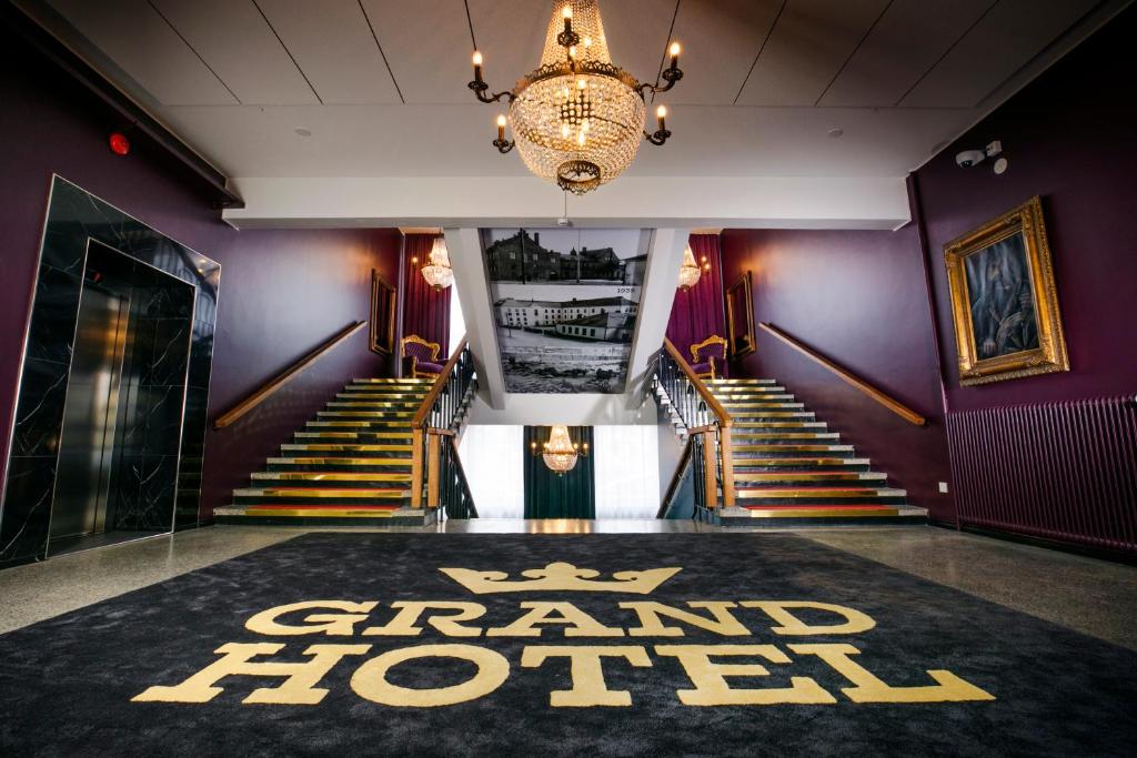 托尔尼奥Grand Hotel Mustaparta的一层有宏伟酒店地毯的楼梯