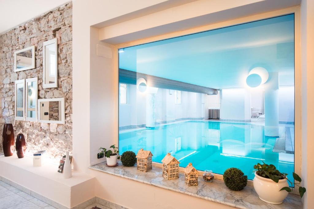 圣温琴佐桑塔瑟西里亚酒店的一座游泳池,从房子的窗户望出来