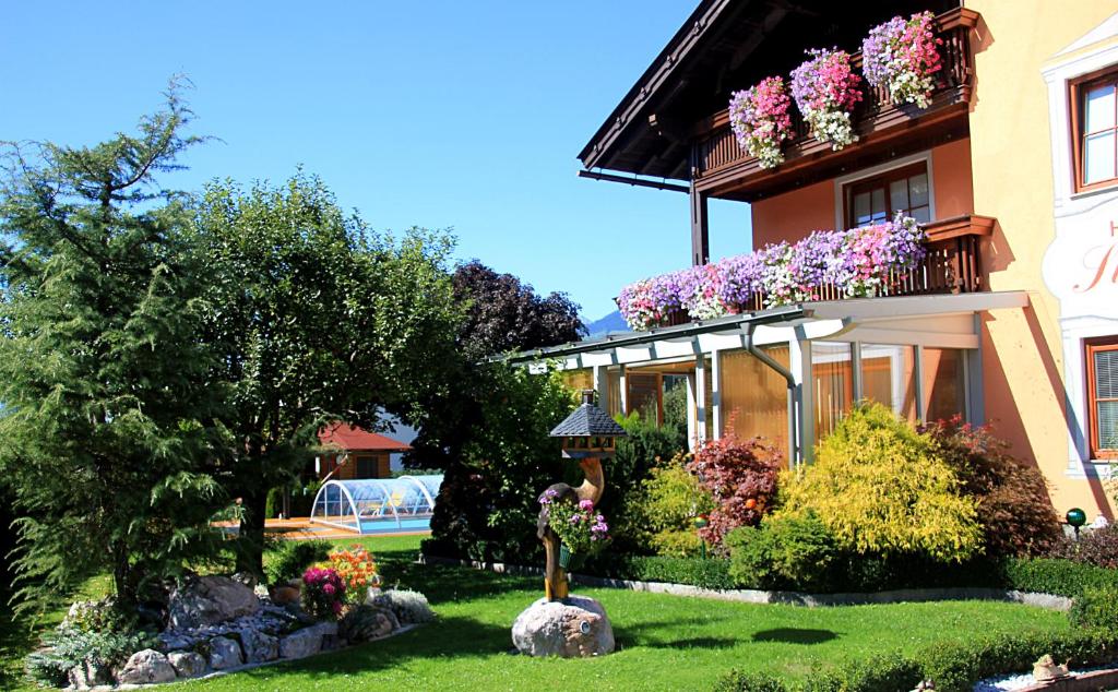特洛普拉赫施泰纳旅馆的前院鲜花的房子