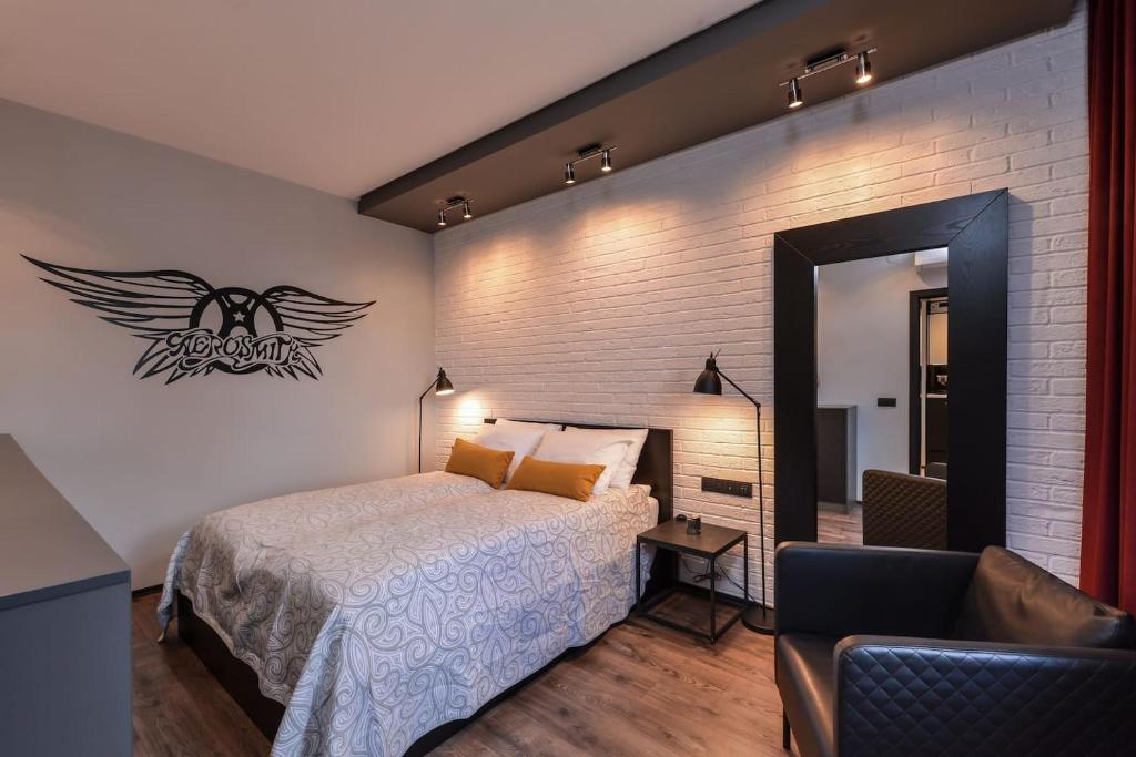 索非亚Sofia Dream Apartments - Rock'n'Roll One Bedroom的一间卧室配有一张床和一面挂着蜘蛛标志的墙壁