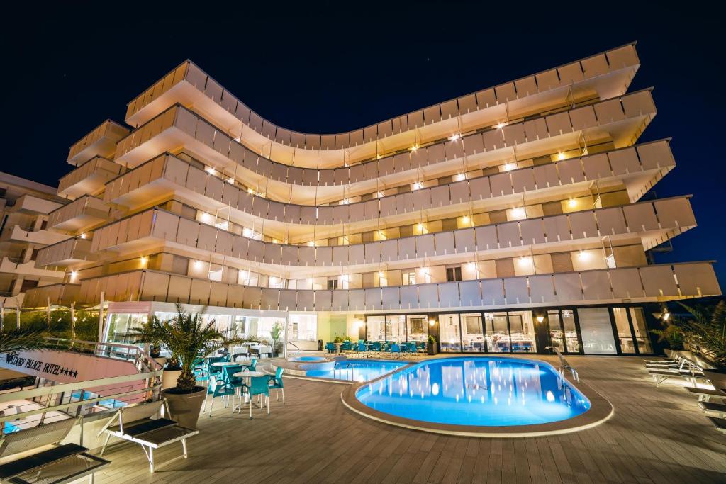 卡托利卡华尔多夫皇宫酒店的一座晚上设有游泳池的建筑