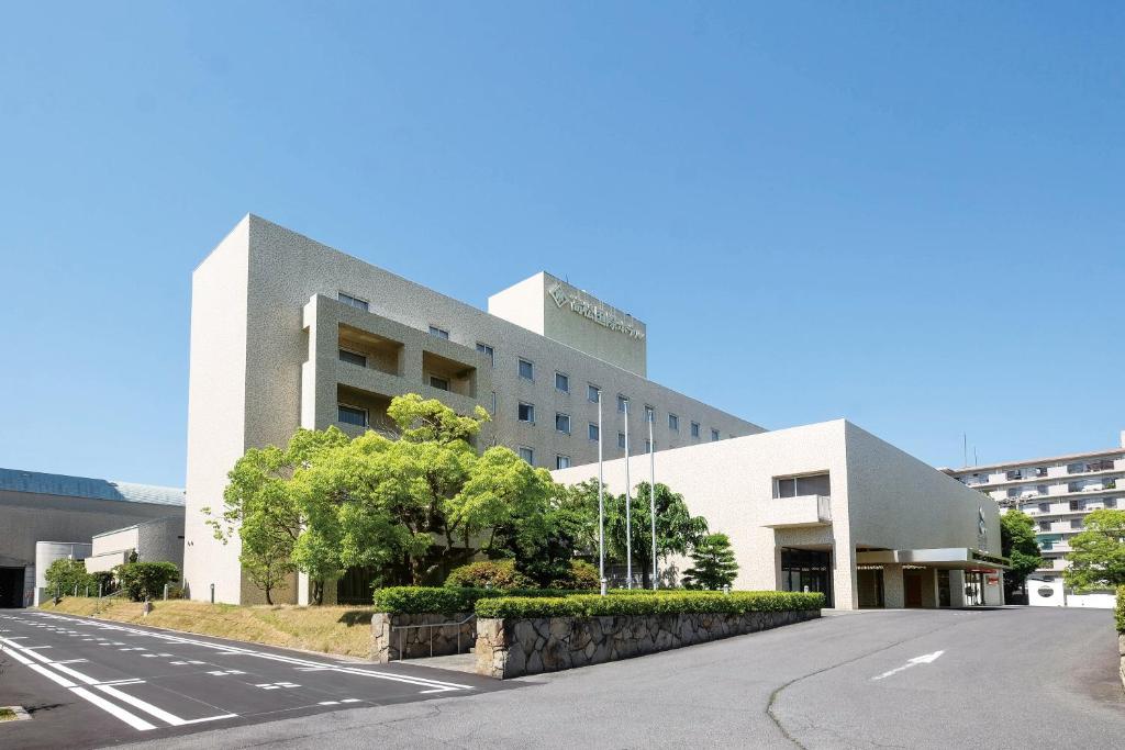 高松高松国际大酒店的前面有一条路的白色大建筑