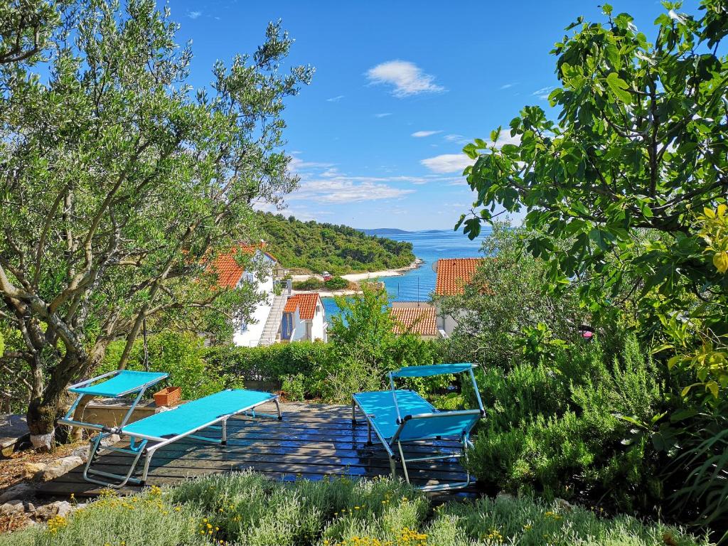 奥库格哥恩基Ferienwohnung的甲板上的蓝色椅子,享有海景