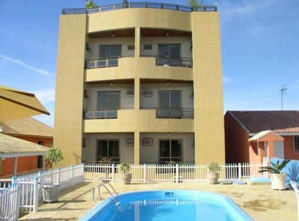 巴尔内阿里东海滩Hotel Pousada Mineirinho的建筑前的一座带游泳池的建筑