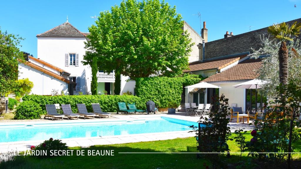 博讷Le Jardin Secret De Beaune的一座带游泳池和房子的别墅
