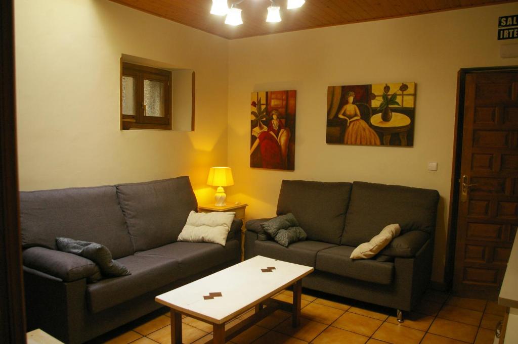 奥查加维亚Apartmento AZKOITI的客厅配有两张沙发和一张桌子