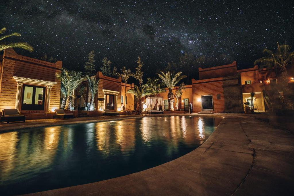 瓦尔扎扎特阿特拉斯奥斯卡酒店的星空之夜的游泳池