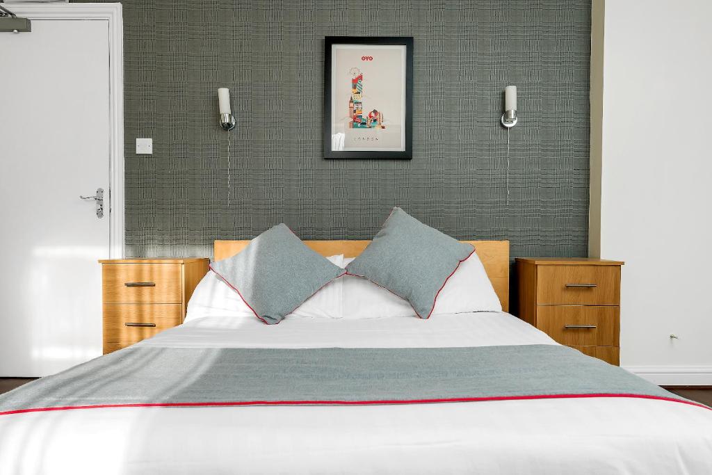 克罗伊登Flexistay Tulsi Aparthotel的一间卧室配有一张大床和两个枕头
