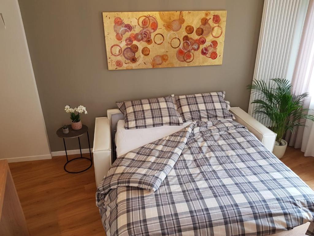 特雷维索Suite Manin的一间卧室配有一张带铺着平底毯的床