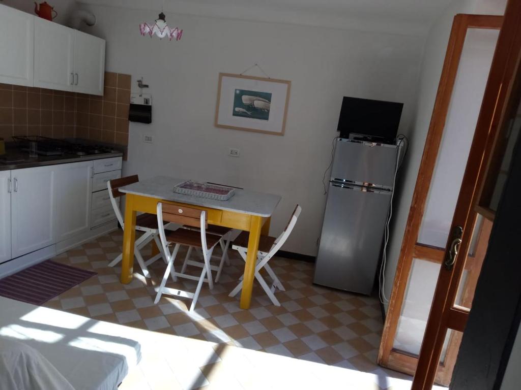 MontaleAppartamento in dimora tipica的一间带桌子和冰箱的小厨房