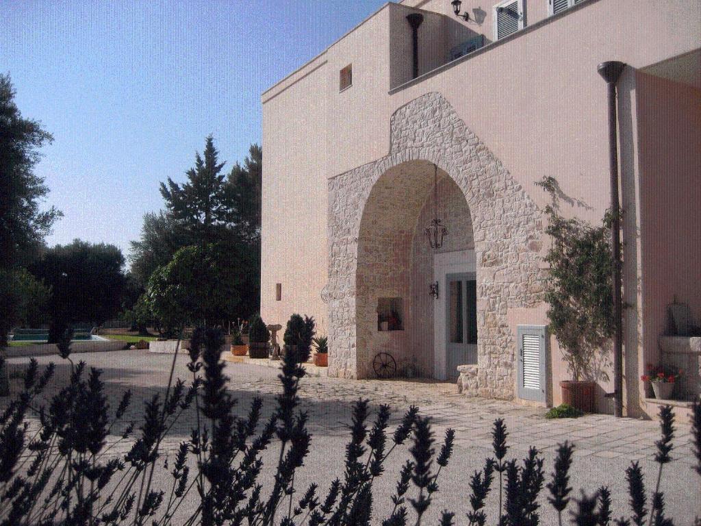 莫诺波利马塞里亚双塔住宿加早餐旅馆的前面有拱门的建筑