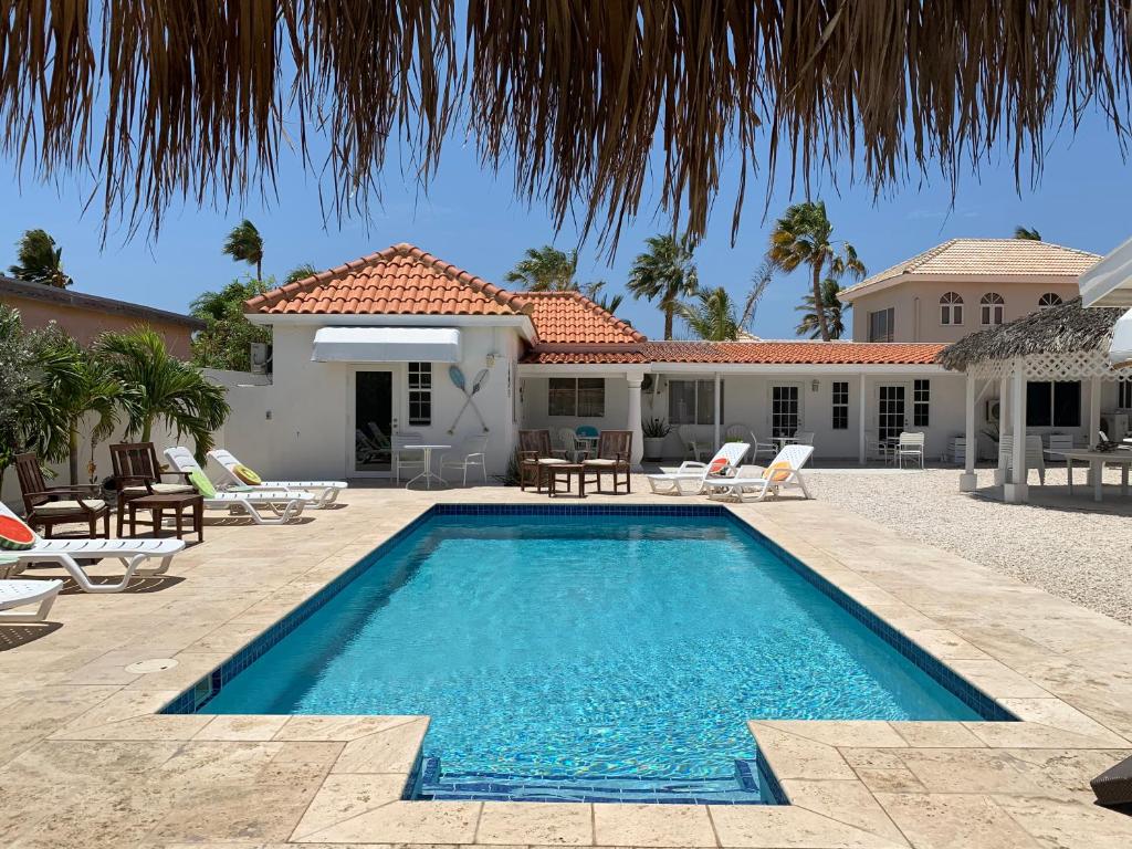 棕榈滩屠卡西塔阿鲁巴度假屋的房屋前的游泳池