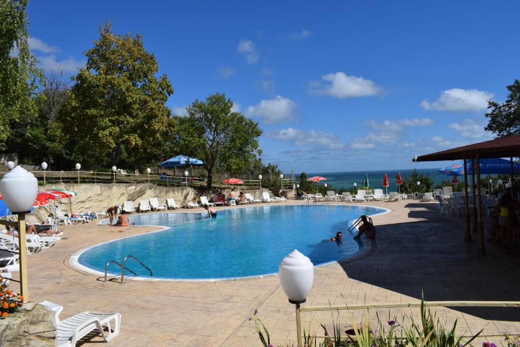 巴尔奇克Ahilea Hotel - Free Pool Access的一个大型游泳池周围的人