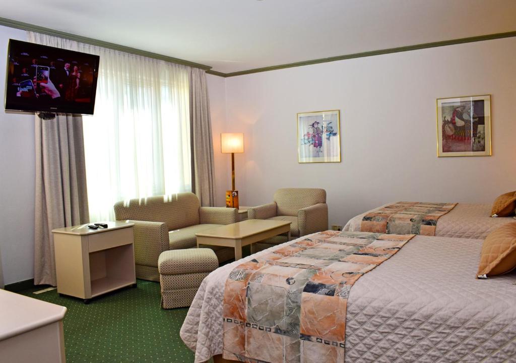拉巴斯欧洲大酒店 的酒店客房设有两张床和一台平面电视。