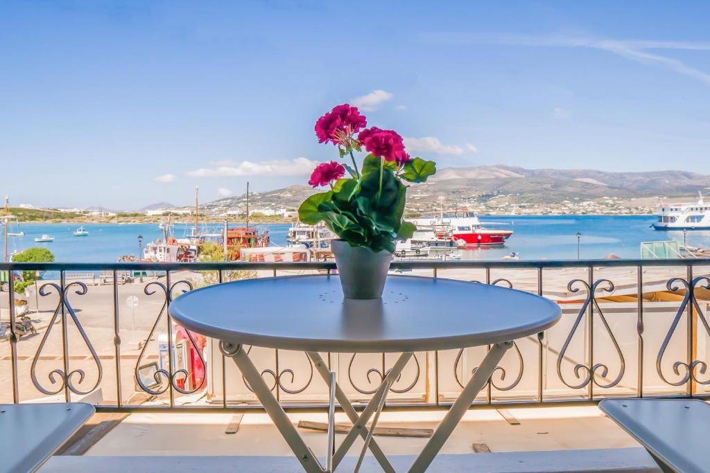 安提帕罗斯岛Limani的花瓶坐在阳台上的桌子上